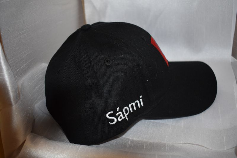 Caps med samiskflagg